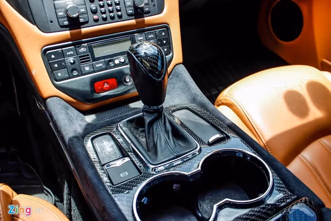 Xe sử dụng phanh tay điện tử, giá để cốc giữa hai ghế trước.