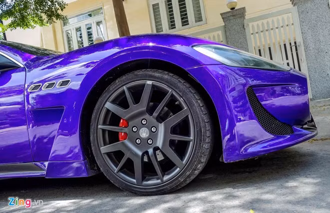 Mẫu xe này được Maserati trang bị bộ vành thể thao đa chấu được sơn đen, bên trong là kẹp phanh hiệu suất cao màu đỏ nổi bật.