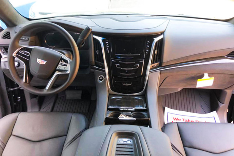 Nội thất bên trong của xe với ghế trước chỉnh điện 18 hướng, massage, thông hơi. Hàng ghế giữa gập điện, có sưởi, tách biệt với lối đi ở giữa. Bảng đồng hồ với màn hình LCD 12,3 inch với tùy chọn 2 chủ đề, kết hợp hiển thị dữ liệu xe với hệ thống dẫn đường, giải trí và hiển thị hình ảnh xe dạng mô phỏng 3D.