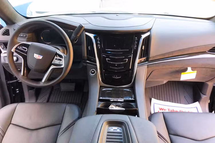 Nội thất bên trong của xe với ghế trước chỉnh điện 18 hướng, massage, thông hơi. Hàng ghế giữa gập điện, có sưởi, tách biệt với lối đi ở giữa. Bảng đồng hồ với màn hình LCD 12,3 inch với tùy chọn 2 chủ đề, kết hợp hiển thị dữ liệu xe với hệ thống dẫn đường, giải trí và hiển thị hình ảnh xe dạng mô phỏng 3D.