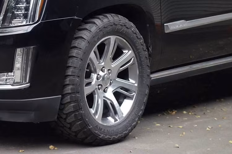 Bộ mâm hợp kim đa chấu lích thước 24 inch giúp dáng xe dài đột biến thêm phần khỏe khoắn. Nếu bạn nghĩ bộ mâm lớn đi kèm với lốp thành mỏng sẽ ảnh hưởng đáng kể đến độ êm ái thì Cadillac đã chu đáo trang bị cho Escalade hệ thống treo từ tính giúp cải thiện đáng kể trải nghiệm thoải mái cho người ngồi trên xe.