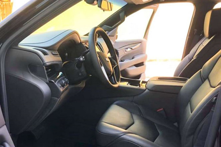 Đặc biệt, hệ thống giải trí trên xe nổi bật với màn hình cảm ứng ở bảng điều khiển trung tâm, hệ thống thông tin giải trí CUE, hệ thống âm thanh Bose. Hàng ghế sau với đầu Blu-Ray/DVD gồm hai màn hình 9 inch ở tựa đầu ghế trước và 2 màn hình 9 inch trên trần xe. Ngoài ra còn có hệ thống sạc điện thoại không dây, màn hình HUD, 6 tai nghe không dây, hộc lạnh đặt giữa hàng ghế trước.