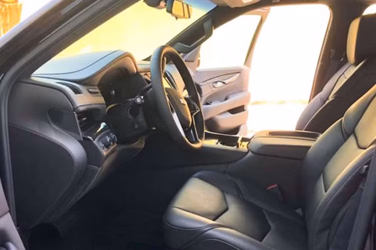 Đặc biệt, hệ thống giải trí trên xe nổi bật với màn hình cảm ứng ở bảng điều khiển trung tâm, hệ thống thông tin giải trí CUE, hệ thống âm thanh Bose. Hàng ghế sau với đầu Blu-Ray/DVD gồm hai màn hình 9 inch ở tựa đầu ghế trước và 2 màn hình 9 inch trên trần xe. Ngoài ra còn có hệ thống sạc điện thoại không dây, màn hình HUD, 6 tai nghe không dây, hộc lạnh đặt giữa hàng ghế trước.