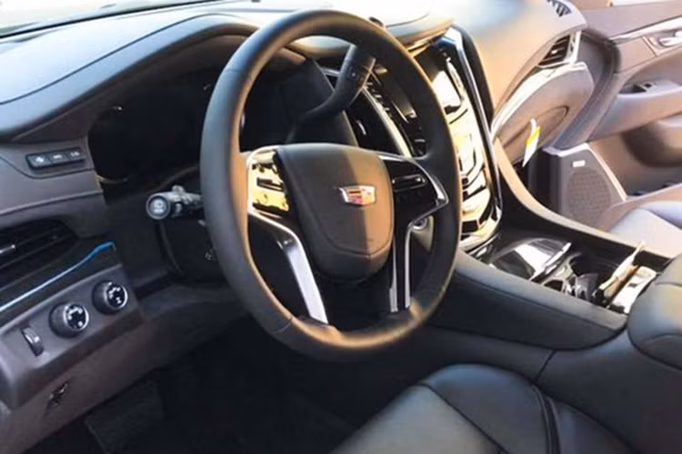 Escalade Platinum sở hữu khối động cơ 6,2 lít V8 công suất 420 mã lực tại vòng tua máy 5.600 vòng/phút, mô-men xoắn cực đại 623 Nm tại 4.100 vòng/phút. Hộp số tự động 8 cấp kết hợp hệ dẫn động 4 bánh. Các trang bị an toàn trên xe với hệ thống cảnh báo chệch làn đường, cảnh báo chuyển làn, cảnh báo va chạm trước/sau, cảnh báo điểm mù...