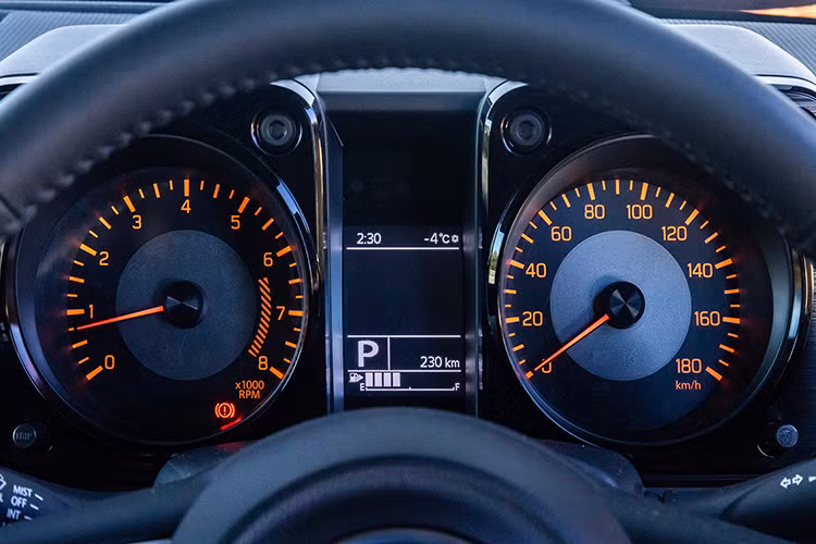 Nhờ chiều dài cơ sở lớn hơn, khoảng để chân cho hàng ghế sau được tăng lên nhờ việc dịch chuyển vị trí ghế ngồi về phía sau 50 mm và tăng khoảng cách giữa hai ghế thêm 90 mm. Hàng ghế sau cũng được nâng lên 20 mm và đệm ghế dày hơn, mang lại trải nghiệm thoải mái hơn, đặc biệt trong những chuyến đi dài.