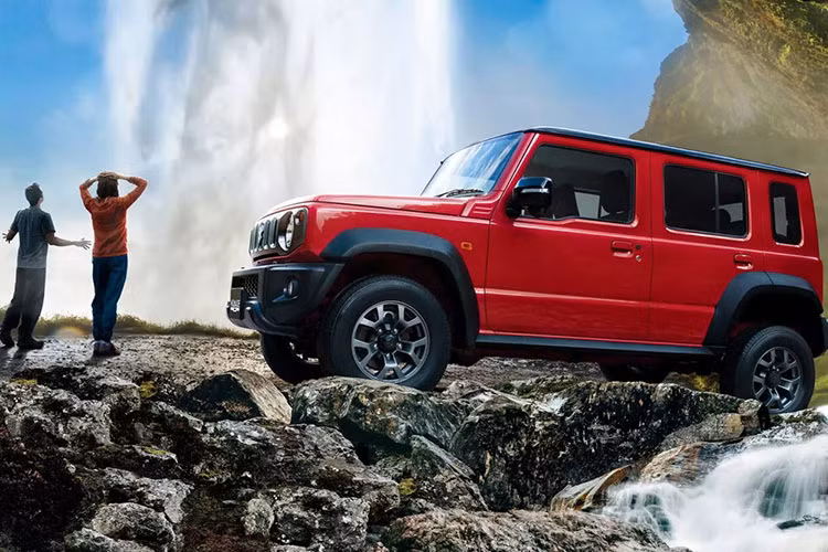 Hiện tại, Suzuki vẫn chưa tiết lộ thời điểm ra mắt bản facelift (nâng cấp giữa vòng đời) của Jimny. Trước đây, hãng từng có kế hoạch phát triển phiên bản Jimny chạy điện dành cho thị trường châu Âu. Tuy nhiên, theo những phát biểu gần đây từ CEO của Suzuki, dự án này đã bị hủy bỏ. Đồng thời, các tin đồn về phiên bản Jimny hybrid cũng không được hãng xác nhận.