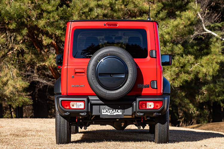 Về thiết kế, phần đầu và đuôi xe gần như không thay đổi so với Jimny Sierra ra mắt từ năm 2018. Điểm khác biệt dễ nhận thấy nhất là lưới tản nhiệt 5 khe với viền mạ Gun Metallic và khung mạ chrome. Ngoài ra, Suzuki còn bổ sung thêm các tùy chọn màu sắc mới như Sizzling Red Metallic và Celestial Blue Pearl Metallic.