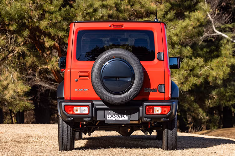 Về thiết kế, phần đầu và đuôi xe gần như không thay đổi so với Jimny Sierra ra mắt từ năm 2018. Điểm khác biệt dễ nhận thấy nhất là lưới tản nhiệt 5 khe với viền mạ Gun Metallic và khung mạ chrome. Ngoài ra, Suzuki còn bổ sung thêm các tùy chọn màu sắc mới như Sizzling Red Metallic và Celestial Blue Pearl Metallic.