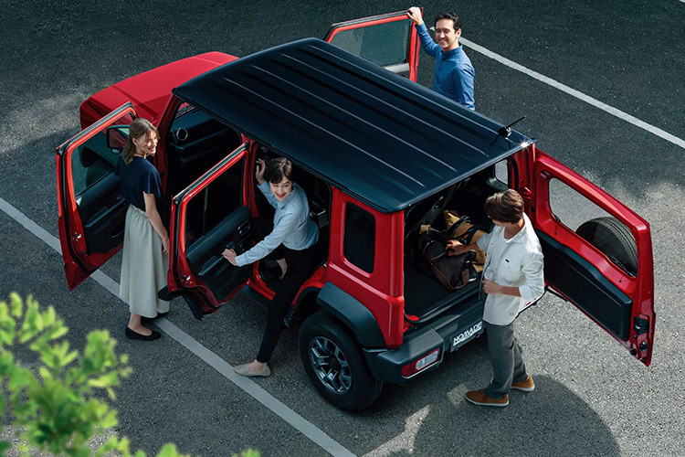 Mặc dù có kích thước dài hơn, Jimny Nomade vẫn duy trì khoảng sáng gầm xe 210 mm. Nhờ đó, góc tiếp cận và góc thoát vẫn giữ nguyên ở mức 36 độ và 47 độ, giống như phiên bản 3 cửa. Tuy nhiên, do trục cơ sở dài hơn, góc vượt đỉnh giảm nhẹ 3 độ xuống còn 25 độ.