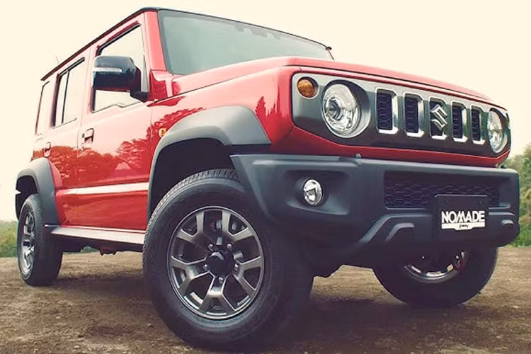 Xe sẽ chính thức có mặt tại các đại lý Nhật Bản từ ngày 3/4/2025. Mức giá xe Suzuki Jimny Nomade 2025 khởi điểm từ 2.651.000 yên (tương đương 430 triệu đồng). So với Jimny Sierra, phiên bản này đắt hơn 566.500 yên.