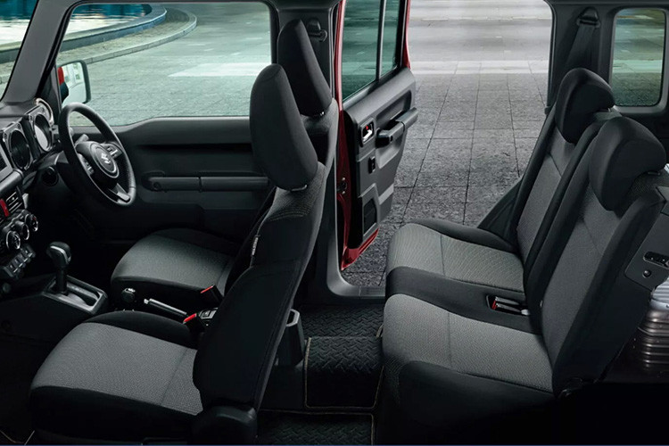 Động cơ của Suzuki Jimny Nomade vẫn là máy xăng 1.5L hút khí tự nhiên, cung cấp công suất tối đa 103 mã lực và mô-men xoắn cực đại 134 Nm. Động cơ này đi kèm với hệ dẫn động 4WD bán thời gian và hộp số sàn 5 cấp hoặc tự động 4 cấp.