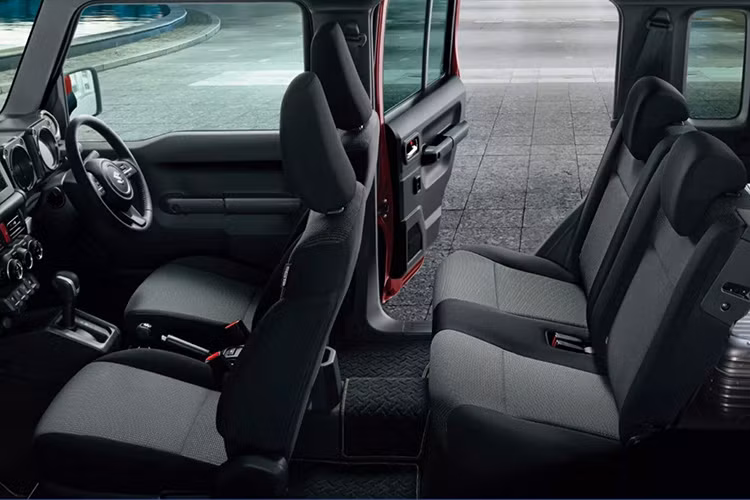 Động cơ của Suzuki Jimny Nomade vẫn là máy xăng 1.5L hút khí tự nhiên, cung cấp công suất tối đa 103 mã lực và mô-men xoắn cực đại 134 Nm. Động cơ này đi kèm với hệ dẫn động 4WD bán thời gian và hộp số sàn 5 cấp hoặc tự động 4 cấp.