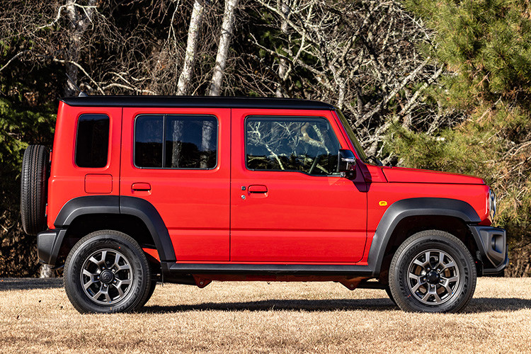 Theo hãng xe Nhật Bản, mẫu xe SUV Suzuki Jimny Nomade 2025 bản 5 cửa vẫn duy trì khả năng vận hành mạnh mẽ trên địa hình gồ ghề như bản tiêu chuẩn, nhưng được bổ sung thêm cửa sau cùng chiều dài cơ sở mở rộng, giúp tăng không gian nội thất.