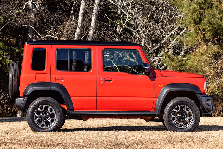 Theo hãng xe Nhật Bản, mẫu xe SUV Suzuki Jimny Nomade 2025 bản 5 cửa vẫn duy trì khả năng vận hành mạnh mẽ trên địa hình gồ ghề như bản tiêu chuẩn, nhưng được bổ sung thêm cửa sau cùng chiều dài cơ sở mở rộng, giúp tăng không gian nội thất.