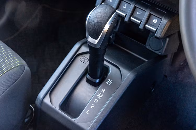 Hệ thống an toàn của xe bao gồm hệ thống hỗ trợ phanh bằng cảm biến (DCBS), hỗ trợ phanh khi lùi, kiểm soát khởi hành ngang dốc, kiểm soát hành trình thích ứng (ACC) trên phiên bản số tự động. Ngoài ra, xe còn được trang bị hệ thống ngăn chặn đạp nhầm chân ga (PMPD) đạt tiêu chuẩn của Bộ Đất, Hạ tầng, Giao thông và Du lịch Nhật Bản (MLIT).