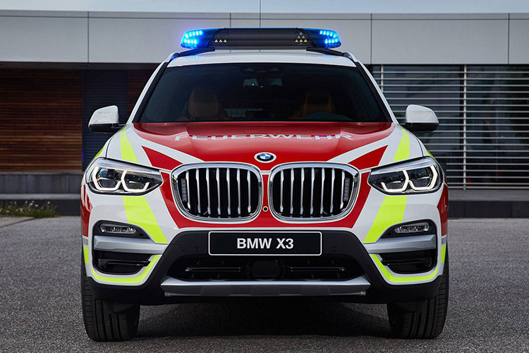 Dòng X3 ngoài việc được nâng cấp thành xe cứu thương còn được giao phó thêm nhiệm vụ cứu hỏa. Bề ngoài của chiếc BMW X3 tràn trề năng lượng với màu sơn đỏ rực lửa, kết hợp cùng neon vàng và thân xe trắng.