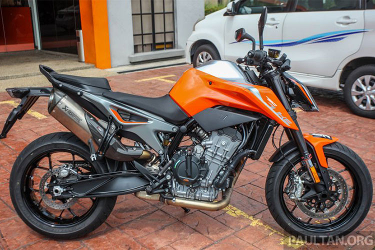 Mẫu xe KTM 790 Duke 2018 ra mắt nhằm thay thế cho đàn anh KTM 690 Duke vốn đã có mặt trên thị trường khá lâu. Thuộc thế hệ xe mới nên 790 Duke sở hữu ngôn ngữ thiết kế hoàn toàn mới, lấy cảm hứng từ đàn anh là siêu môtô KTM 1290 Super Duke R đình đám.