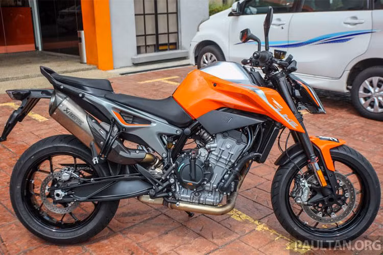 Mẫu xe KTM 790 Duke 2018 ra mắt nhằm thay thế cho đàn anh KTM 690 Duke vốn đã có mặt trên thị trường khá lâu. Thuộc thế hệ xe mới nên 790 Duke sở hữu ngôn ngữ thiết kế hoàn toàn mới, lấy cảm hứng từ đàn anh là siêu môtô KTM 1290 Super Duke R đình đám.