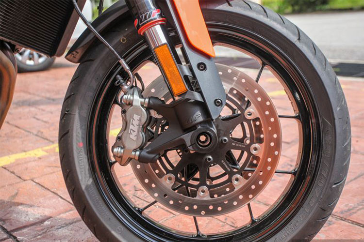 KTM 790 Duke phiên bản mới còn được trang bị hệ thống treo WP gồm cặp phuộc hành trình ngược 43mm ở trước và giảm xóc lò xo trụ đơn phía sau, đi kèm là bộ vành hợp kim đúc 17 inch, hệ thống phanh đĩa đôi 300mm ở trước và đĩa đơn 240mm ở sau. Hệ thống chống bó cứng phanh ABS là trang bị tiêu chuẩn trên xe.