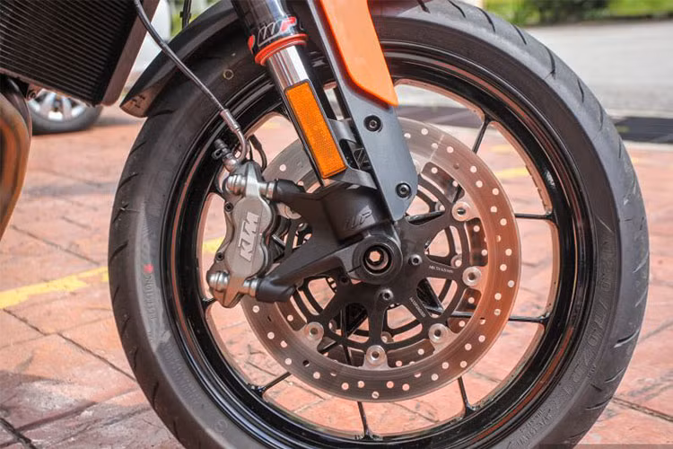 KTM 790 Duke phiên bản mới còn được trang bị hệ thống treo WP gồm cặp phuộc hành trình ngược 43mm ở trước và giảm xóc lò xo trụ đơn phía sau, đi kèm là bộ vành hợp kim đúc 17 inch, hệ thống phanh đĩa đôi 300mm ở trước và đĩa đơn 240mm ở sau. Hệ thống chống bó cứng phanh ABS là trang bị tiêu chuẩn trên xe.