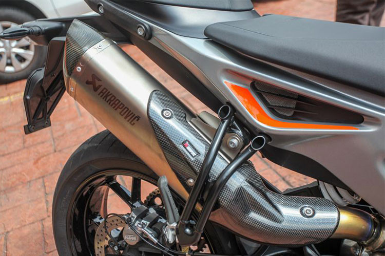 "Trái tim" của KTM 790 Duke phiên bản 2018 sẽ là khối động cơ hoàn toàn mới với xylanh đôi, DOHC, 8 van, dung tích 799cc, làm mát bằng dung dịch, sản sinh công suất 105 mã lực tại tua máy 9.000 vòng/phút và mômen xoắn cực đại 87 Nm tại tua máy 8.000 vòng/phút.