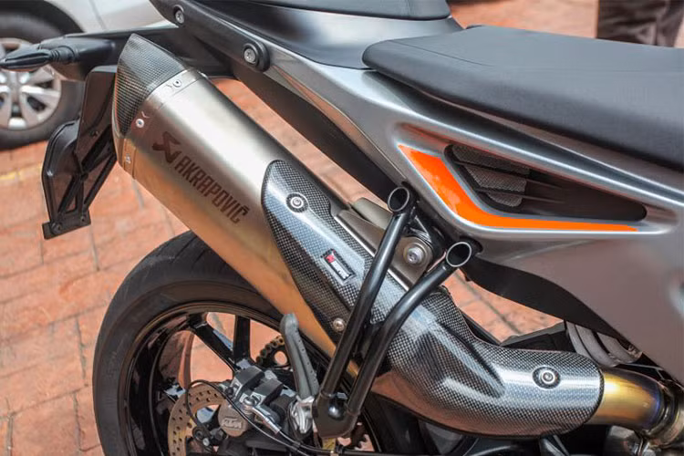 "Trái tim" của KTM 790 Duke phiên bản 2018 sẽ là khối động cơ hoàn toàn mới với xylanh đôi, DOHC, 8 van, dung tích 799cc, làm mát bằng dung dịch, sản sinh công suất 105 mã lực tại tua máy 9.000 vòng/phút và mômen xoắn cực đại 87 Nm tại tua máy 8.000 vòng/phút.