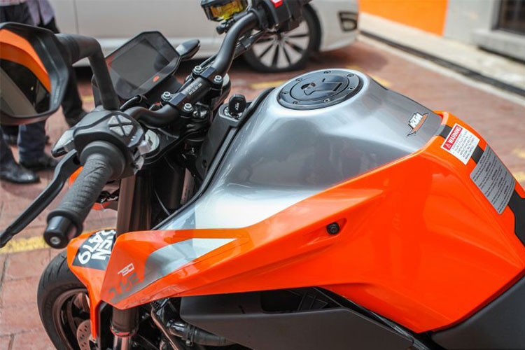 KTM 790 Duke 2018 có ngoại hình khá thuôn và gọn, thay vì sự vuông vức và cứng cáp của KTM 690 Duke. Thân vỏ của xe cũng được bố trí gọn gàng, sở hữu nhiều đường nét sắc sảo. Bình xăng của xe có thiết kế gồ lên giúp người lái có điểm tựa núp gió tốt hơn khi tăng tốc.