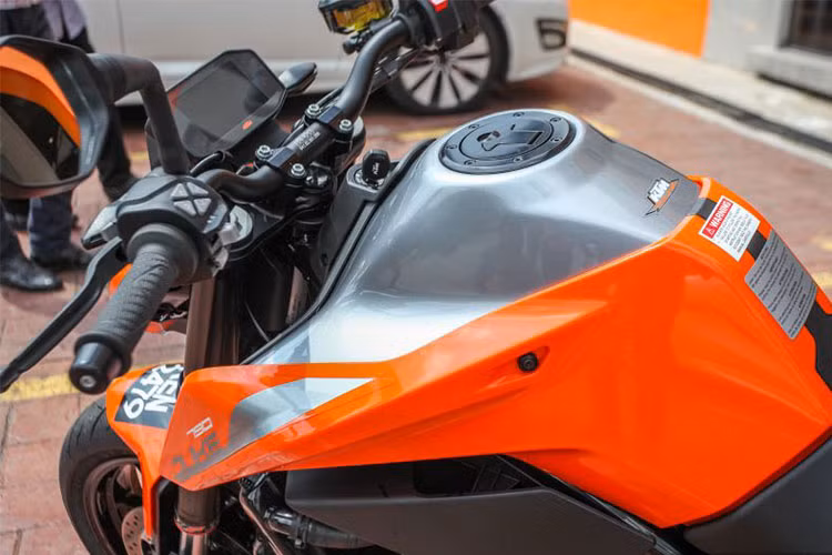 KTM 790 Duke 2018 có ngoại hình khá thuôn và gọn, thay vì sự vuông vức và cứng cáp của KTM 690 Duke. Thân vỏ của xe cũng được bố trí gọn gàng, sở hữu nhiều đường nét sắc sảo. Bình xăng của xe có thiết kế gồ lên giúp người lái có điểm tựa núp gió tốt hơn khi tăng tốc.