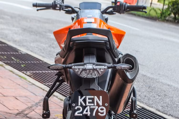 Một số chi tiết KTM 790 Duke phiên bản 2018 khá mạnh mẽ với những đường nét sắc bén tương tự như chiếc xe "đầu bảng" 1290 Super Duke R của hãng. Nhằm giúp tăng cường tính năng công thái học, The Scalpel có hệ thống thanh tay lái rộng 760 mm, làm bằng nhôm. Chiều cao yên ngồi xe khá hợp lý, chỉ khoảng 825 mm.