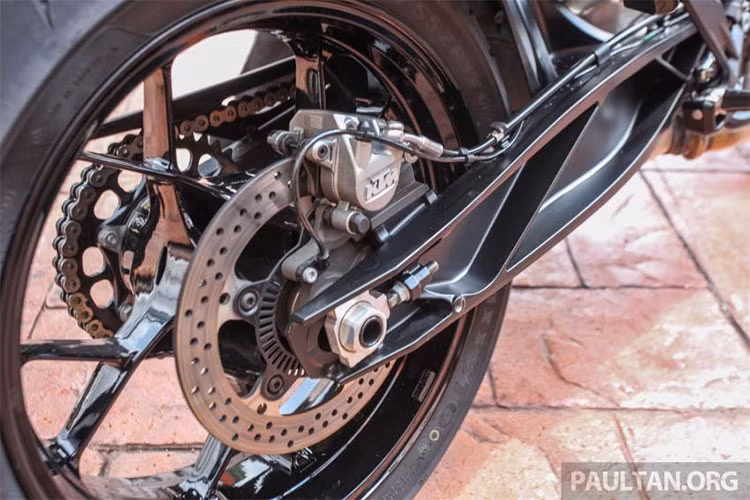 Công nghệ hỗ trợ điển tử trên xe bao gồm hệ thống kiểm soát lực kéo chống trượt bánh sau, hệ thống cân bằng điện tử KTM gồm hệ thống chống trượt bánh và hệ thống chống bó cứng phanh ABS khi vào cua. Cùng với đó là 5 chế độ vận hành Street, Rain, Sport, Race và Supermoto, đi kèm hệ thống kiểm soát bốc đầu.