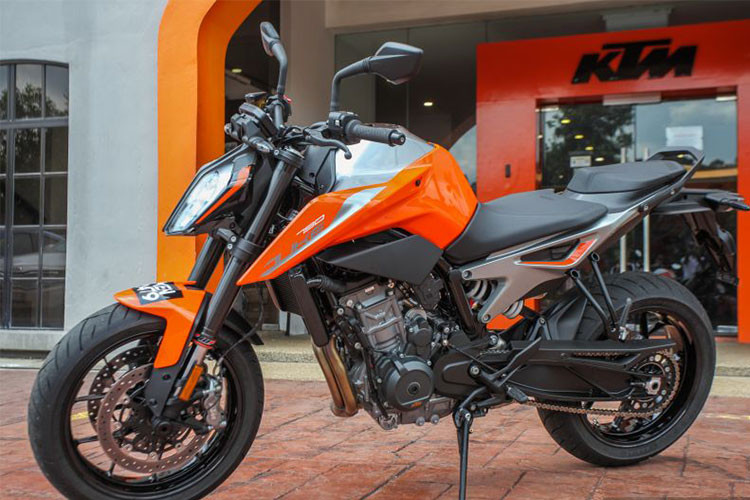Tại thị trường Malaysia, Dao mổ KTM 790 Duke 2018 sẽ phải cạnh tranh với nhiều đối thủ sừng sỏ như Triumph 765RS, Yamaha MT-09, Kawasaki Z900 và Ducati Monster 821… Xe có giá bán niêm yết là 6.5000 RM (khoảng gần 370 triệu đồng), bao gồm thuế hàng hóa và dịch vụ (GST), thuế đường, bảo hiểm và đăng ký.