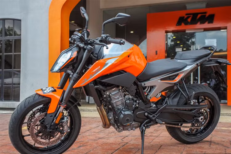 Tại thị trường Malaysia, Dao mổ KTM 790 Duke 2018 sẽ phải cạnh tranh với nhiều đối thủ sừng sỏ như Triumph 765RS, Yamaha MT-09, Kawasaki Z900 và Ducati Monster 821… Xe có giá bán niêm yết là 6.5000 RM (khoảng gần 370 triệu đồng), bao gồm thuế hàng hóa và dịch vụ (GST), thuế đường, bảo hiểm và đăng ký.