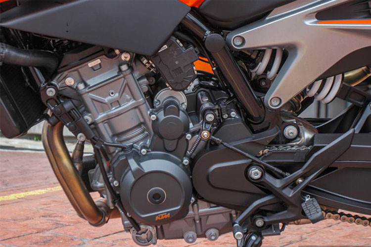 Khối động cơ mới này đi kèm với hộp số côn tay 6 cấp, tích hợp bộ ly hợp trượt và tính năng sang/về số nhanh. Trong đó đáng chú ý là chế độ Supermoto cho phép lái xe tắt tính năng ABS bánh sau, cho phép người lái chủ động trượt theo những pha cua góc nguy hiểm.