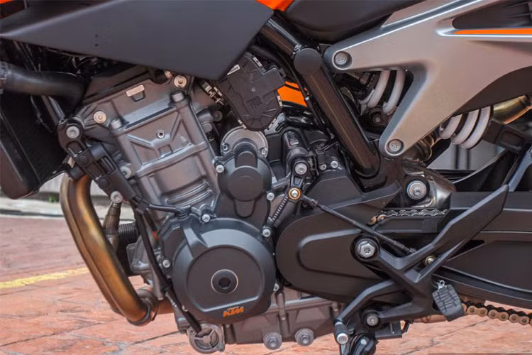 Khối động cơ mới này đi kèm với hộp số côn tay 6 cấp, tích hợp bộ ly hợp trượt và tính năng sang/về số nhanh. Trong đó đáng chú ý là chế độ Supermoto cho phép lái xe tắt tính năng ABS bánh sau, cho phép người lái chủ động trượt theo những pha cua góc nguy hiểm.