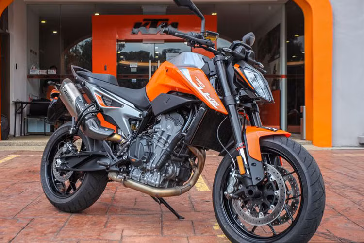 Sau nhiều tháng chờ đợi, cuối cùng thì mẫu xe môtô naked-bike tầm trung mới nhất của thương hiệu xe Áo là KTM 790 Duke 2018 biệt danh "dao mổ" cũng đã chính thức có mặt tại Đông Nam Á, thị trường đầu tiên là Malaysia - tiếp theo sẽ là các thị trường khác trong đó có Việt Nam.