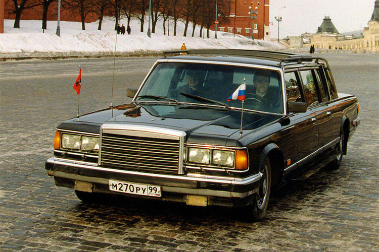 Trước khi các mẫu xe thuộc nhóm ZIL được chế tạo, nhà lãnh đạo Joseph Stalin là người rất hâm mộ mẫu xe “Packard” của Mỹ. Vào năm 1935, Đại sứ Mỹ tại Nga Averell Harriman đã tặng ông Stalin một chiếc Packard như một món quà từ Tổng thống Mỹ Franklin Roosevelt.