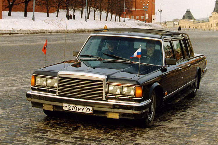 Trước khi các mẫu xe thuộc nhóm ZIL được chế tạo, nhà lãnh đạo Joseph Stalin là người rất hâm mộ mẫu xe “Packard” của Mỹ. Vào năm 1935, Đại sứ Mỹ tại Nga Averell Harriman đã tặng ông Stalin một chiếc Packard như một món quà từ Tổng thống Mỹ Franklin Roosevelt.