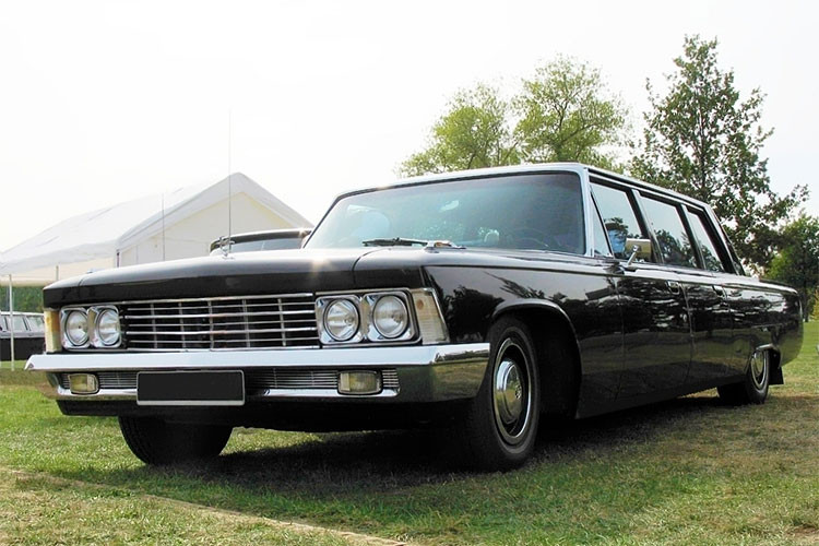 Trong số các lãnh đạo Liên Xô, ông Brezhnev được cho là người đam mê xe ôtô nhất, đặc biệt là xe ô tô nhập ngoại. Ông từng tự lái các xe Maseratis, Rolls Royces và Mercedes vòng quanh Moscow.