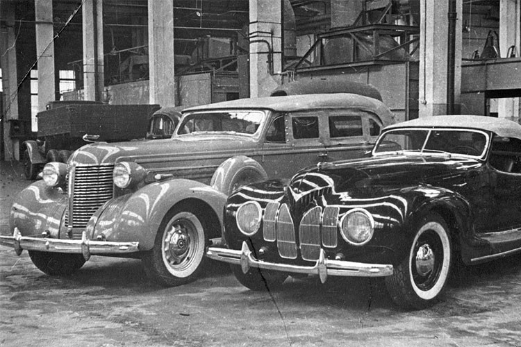 Vào năm 1936, ZIS 101, dòng xe limousine của Liên xô đầu tiên được sản xuất nội địa tại Nga, bắt đầu lăn bánh. Tuy nhiên, ông Stalin không mấy ấn tượng với mẫu xe này. Ông vẫn cho rằng chiếc Packard của Mỹ rộng rãi hơn và hiện đại hơn về kỹ thuật so với xe của Nga.