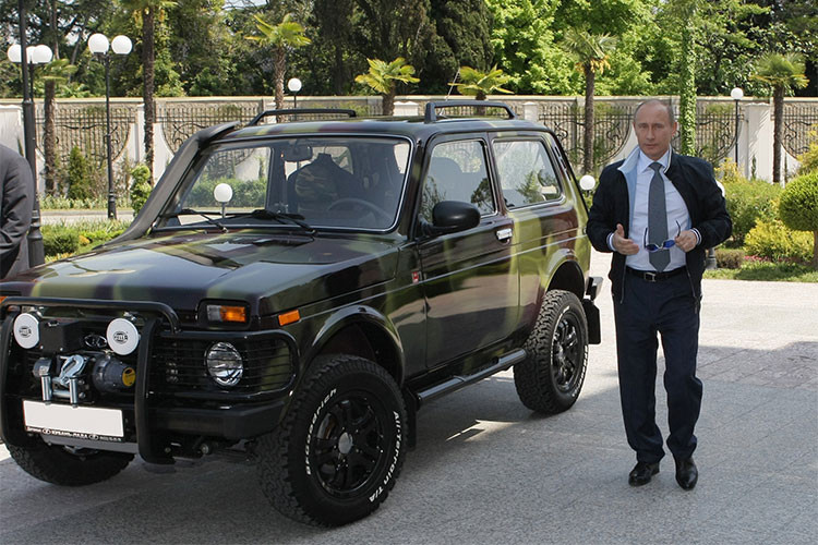 Tới năm 2009, Tổng Thống Nga Putin đã bất ngờ tự mình cầm lái và “khoe” với các phóng viên chiếc Lada Niva mới được sơn rằn ri do Nga sản xuất. 