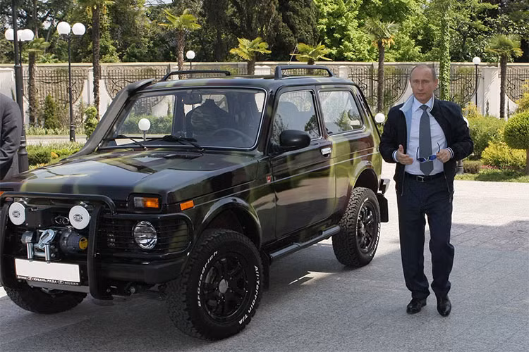 Tới năm 2009, Tổng Thống Nga Putin đã bất ngờ tự mình cầm lái và “khoe” với các phóng viên chiếc Lada Niva mới được sơn rằn ri do Nga sản xuất. 