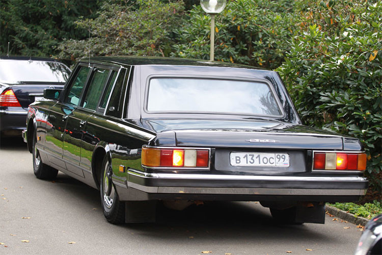 Hai nhà lãnh đạo Mikhali Gorbachev và Boris Yeltsin đều sử dụng những mẫu xe bọc thép ZIL-41052 được sản xuất từ năm 1988. Nga cũng chỉ sản xuất đúng 22 chiếc xe thuộc mẫu này và đến nay cũng chỉ còn 10 chiếc được lưu giữ trên toàn thế giới.