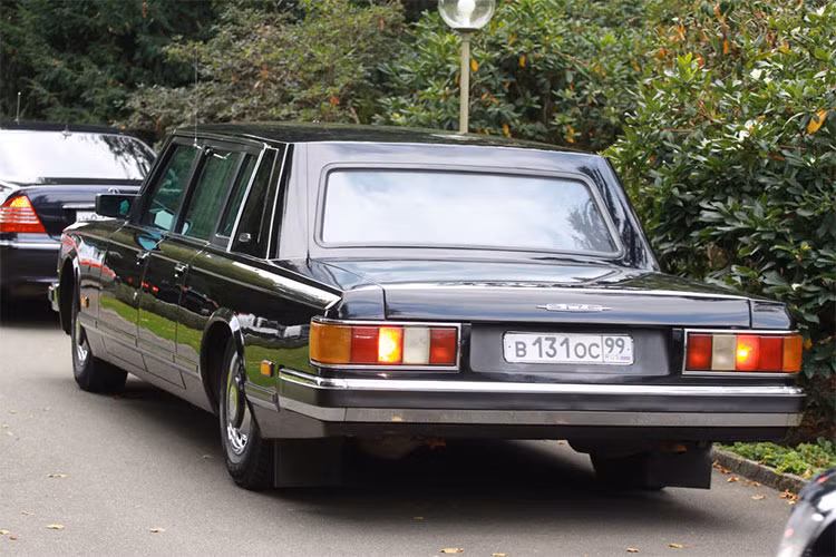 Hai nhà lãnh đạo Mikhali Gorbachev và Boris Yeltsin đều sử dụng những mẫu xe bọc thép ZIL-41052 được sản xuất từ năm 1988. Nga cũng chỉ sản xuất đúng 22 chiếc xe thuộc mẫu này và đến nay cũng chỉ còn 10 chiếc được lưu giữ trên toàn thế giới.