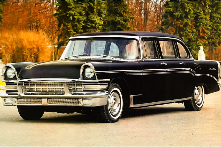 Khi mới lên nắm quyền, ông Nikita Khrushchev đã phớt lờ lời khuyên của các vệ sĩ về việc nên sử dụng xe bọc thép. Tuy nhiên, nhà lãnh đạo Liên Xô cuối cùng cũng đổi ý và sử dụng chiếc xe sang ZIL-111 mới.