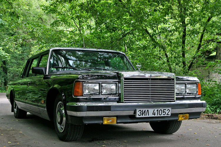 Năm 1972, Tổng thống Mỹ Richard Nixon từng tặng ông Brezhnev một chiếc Cadillac Eldorado. Hai năm sau đó, theo yêu cầu của nhà lãnh đạo Liên Xô, một chiếc Lincoln Continental được sản xuất theo yêu cầu đặc biệt đã được chuyển tới Điện Kremlin. Ông Brezhnev cũng từng sử dụng chiếc ZIL 114 do Liên Xô sản xuất.