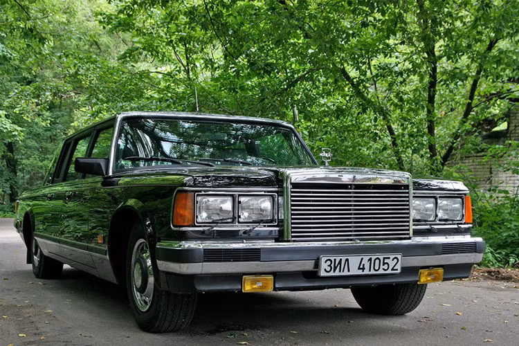 Năm 1972, Tổng thống Mỹ Richard Nixon từng tặng ông Brezhnev một chiếc Cadillac Eldorado. Hai năm sau đó, theo yêu cầu của nhà lãnh đạo Liên Xô, một chiếc Lincoln Continental được sản xuất theo yêu cầu đặc biệt đã được chuyển tới Điện Kremlin. Ông Brezhnev cũng từng sử dụng chiếc ZIL 114 do Liên Xô sản xuất.