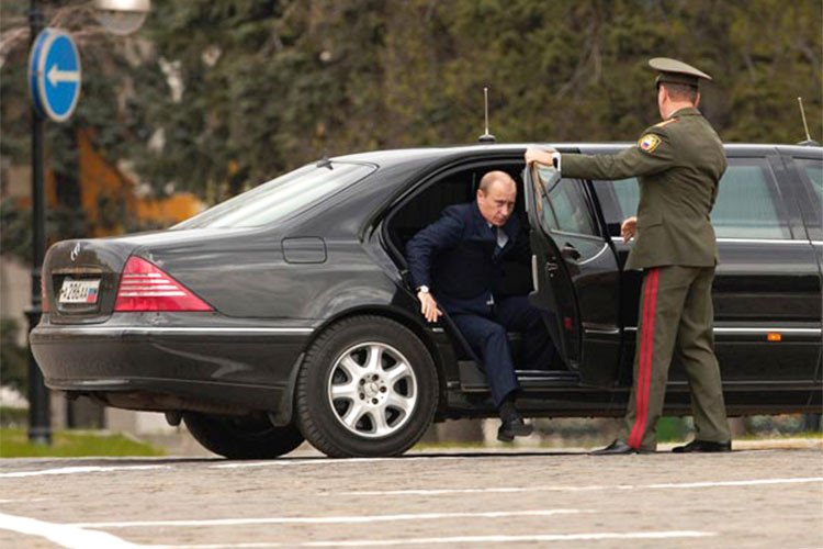 Trong nhiệm kỳ đầu tiên, Tổng thống Putin chủ yếu sử dụng chiếc Mercedes-Benz S600 Pullman Guard. Tuy nhiên, trong các chuyến thăm chính thức hay các lễ diễu hành, ông thường sử dụng xe ZIL-41052.