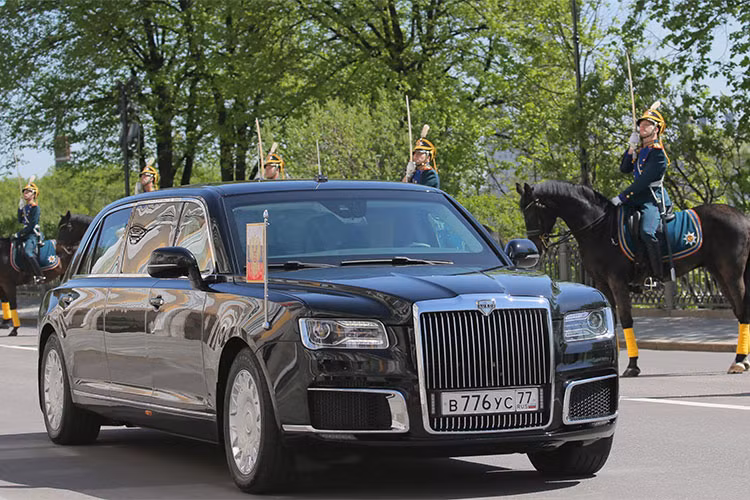 Trong lễ nhậm chức của Tổng thống Putin hôm 7/5 vừa qua, công chúng đã có dịp chiêm ngưỡng siêu xe limousine mới của nhà lãnh đạo Nga. Đây là một trong số các dòng xe đặc biệt được phát triển trong khuôn khổ dự án Kortezh của Nga nhằm phục vụ việc đi lại của các quan chức cấp cao.