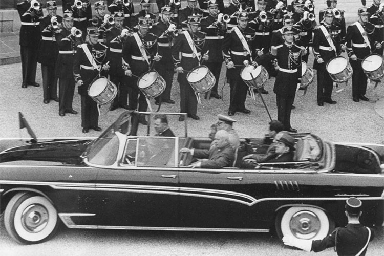 Khi tiếp các vị khách đặc biệt tại Điện Kremlin, ông Khrushchev thường sử dụng xe mui trần ZIL-111V. Mặc dù không thích xe bọc thép, nhà lãnh đạo Liên Xô vẫn là người hâm mộ các mẫu xe ôtô và thỉnh thoảng bỏ tiền mua xe hoặc tặng xe làm quà.