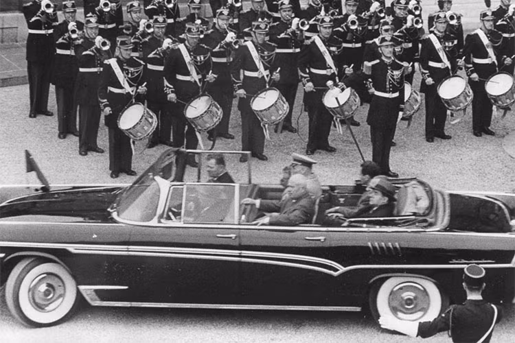 Khi tiếp các vị khách đặc biệt tại Điện Kremlin, ông Khrushchev thường sử dụng xe mui trần ZIL-111V. Mặc dù không thích xe bọc thép, nhà lãnh đạo Liên Xô vẫn là người hâm mộ các mẫu xe ôtô và thỉnh thoảng bỏ tiền mua xe hoặc tặng xe làm quà.